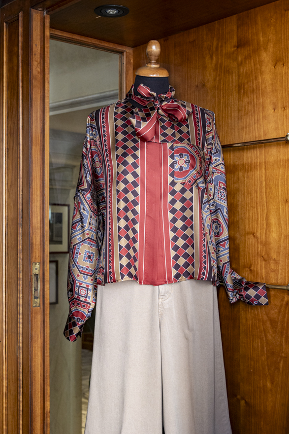 Rizzi Torino. Moda Donna Autunno 2025. Camicia seta fiocco, Le Sarte Pettegole Rizzi Autunno 2025: Camicia seta fiocco, Le Sarte Pettegole